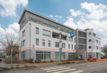 Repräsentative Büro- oder Praxisfläche in zentraler Lage - Ehemalige Bankfiliale mit 8 PKW-Stellplätzen.