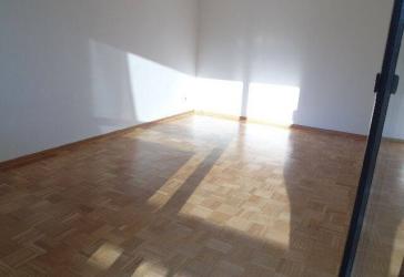 Sehr hochwertige große 2 Zi.-Whg. mit Aufzug, neuem Bad, Einbauküche & Tiefgaragenplatz im Zentrum