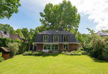 Geräumige Villa auf großem Grundstück in begehrter Villenkolonie