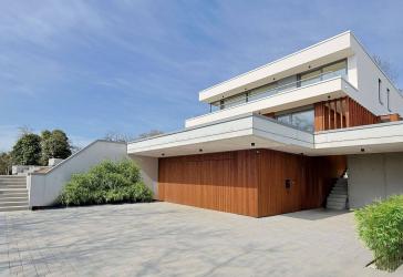 Architektur-Juwel am Naturschutzgebiet: High-End-Neubauvilla mit atemberaubendem Panoramablick und XL-Garage