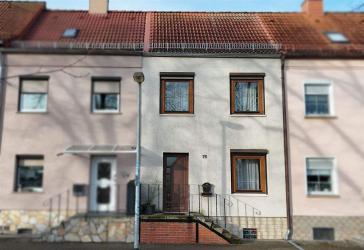 Bringen Sie neuen Glanz in alte Wände - Reihenhaus mit Potenzial für Kreative