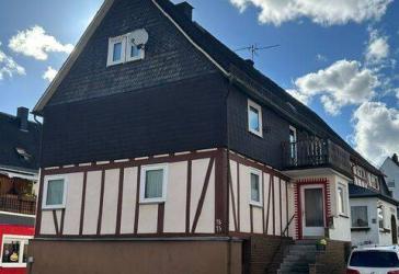 Einfamilienhaus im DHH-Stil mit Balkon, Terrasse, Garten und KFZ-Stellplatz in Dillenburg-Frohnhausen