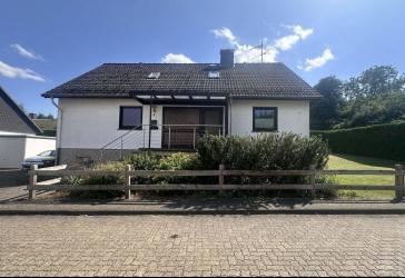 Bad Salzdetfurth-Wesseln: Einfamilienhaus mit Einliegerwohnung, Keller und Garage