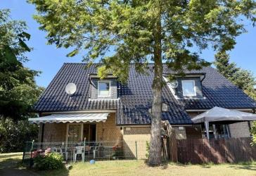 Wohnen in idyllischer Ruhe - moderne Doppelhaushälfte im Grünen, ostseenah