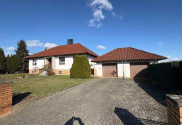 Schmucker Bungalow mit Vollkeller und 2 Garagen