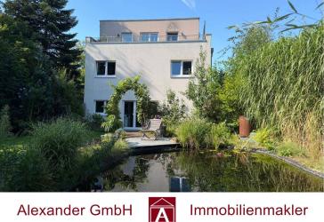 Modernes Haus mit großer Dachterrasse und paradiesischem Garten