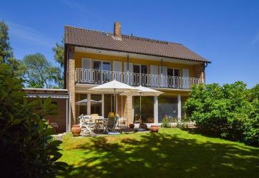 Toplage in Herrenhausen! Charmante, sanierungsbedürftige Villa mit Anbau auf großem Grundstück