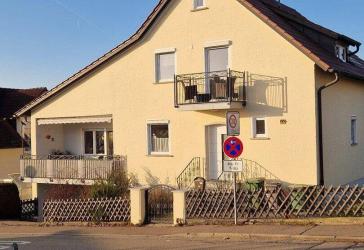 geräumiges Mehrfamilienhaus mit Garagen in Maxhütte-Haidhof