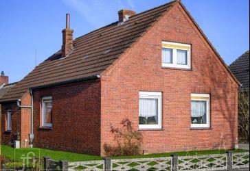 Hinter dem Haus der Deich, nach vorne weites Land...