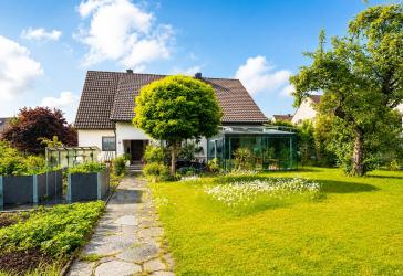 Großes, gepflegtes EFH mit Wintergarten, Kachelofen, Garten und großer Garage mit kl. Werkstatt