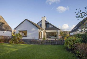 Am Forst Klövensteen Weißes 6-Zimmer-Einfamilienhaus mit Vollkeller und S/W-Garten im Ortsteil Waldenau