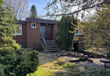 Großzügiger Bungalow: 137 m² Wohnebene + 45 m² wohnliches Souterrain auf 1.037 m² Parkgrundstück