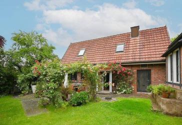 Charmante Doppelhaushälfte mit zwei Gärten in ruhiger Lage!