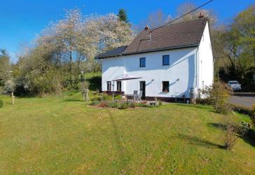 Freistehendes Einfamilienhaus mit Terrasse, Garten, Garage und Aussicht in Meisburg
