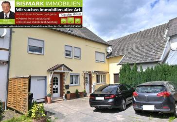 Wohnhaus mit schönen Zimmern sowie Garage und Nebengebäude