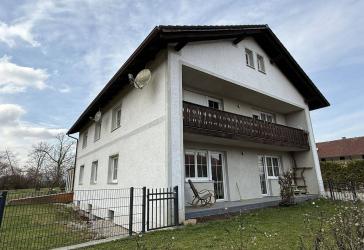 Zweifamilienhaus in Weilerlage mit Freisitz, Werkstatt und Großgarage
