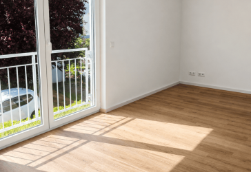 Moderne schöne Büroräume mit Zugang zum Balkon