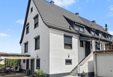 Modernisiertes Familiendomizil mit zeitlosem Charme - Rundum erneuerte Doppelhaushälfte in Schimborn