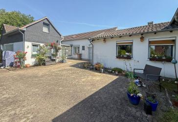 Zwei Siedlungshäuser mit Zwischenbau