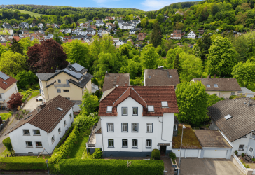 Dreifamilienhaus mit großem Garten: Modernisiertes EG sofort frei, OG + DG vermietet, +Ausbaureserve