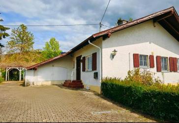 Charmantes Einfamilienhaus mit großem Grundstück, Indoorpool und viel Potenzial