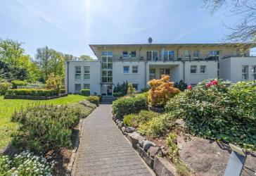 Hochwertige Penthouse-Wohnung mit großem Balkon und Kfz-Stellplätzen
