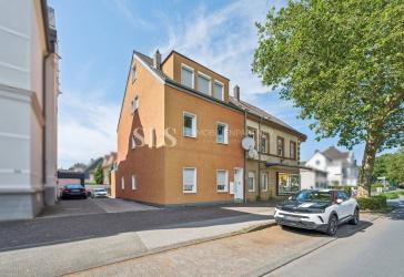 Kernsaniertes Dreifamilienhaus mit sofortigen Mieteinnahmen und nachhaltigen Ertragsperspektiven