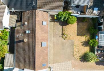 Zentral gelegen + wunderschönes Haus mit Garten zu verkaufen - ca. 110 m2 - inklusive 3 Stellplätzen und Küche ! Provisionsfrei