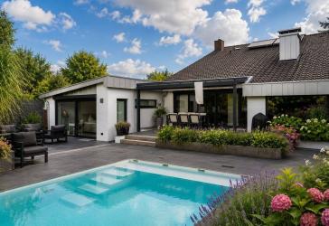 Abkühlen im eigenen Pool mit exklusivem Garten