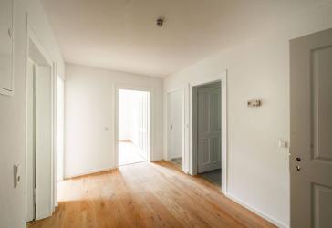 Erstbezug nach Komplettsanierung - Familienfreundliche 4-Zi-Wohnung mit Loggia mitten in Esslingen