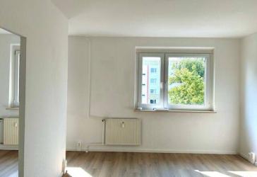Moderne 5-Raum-Erdgeschosswohnung mit Balkon, Hauswirtschaftsraum & viel Platz in Lusan!