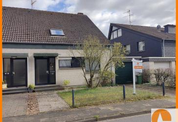 RESERVIERT: Grundsolides EFH - DHH mit KG und Garage nahe KKH in Halle