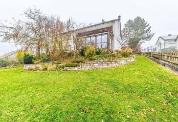 Zweifamilienhaus in Massivbau mit großem Garten in ruhiger Lage