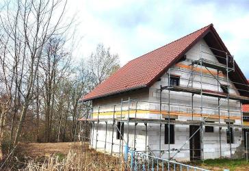 Ausbauhaus in ruhiger Wohnanlage am Ortsrand – Rohbau mit Dach, Fenstern & fast fertiger Garage