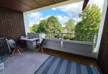 Ruhig und doch zentral: Schöne Maisonette-Wohnung mit großer Loggia und Garagenplatz