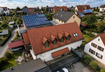 WOHNEN UND ARBEITEN - Wohn- und Geschäftshaus mit fünf KFZ-Stellplätzen, Carport und Garten