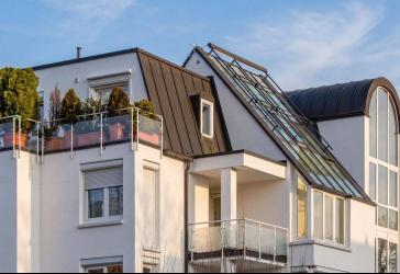 Exklusive Dachgeschosswohnung mit Penthouse-Flair und Panorama-Glasfront // Licht, Weite und Dachterrasse auf besonderem Niveau