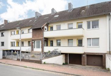 Hemmingen-Arnum: Mehrfamilienhaus bei Hannover mit 10 Wohnungen, 4 Garagen und Ausbaupotenzial.