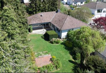 Einfamilienhaus mit Raum und großem Gartenparadies in Bad Driburg