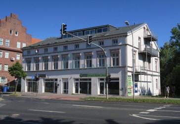 Wohn-und Geschäftshaus mit 15 Einheiten in zentraler Verkehrslage am Bahnhof mit eigenen Parkplätzen