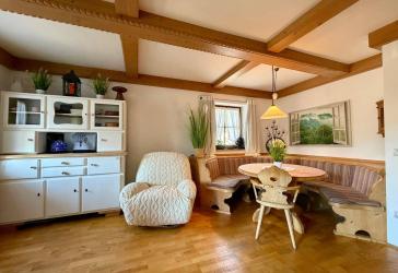 Maisonette mit eigenem Eingangsbereich, Südwestbalkon & Kachelofen - alpines Flair inklusive