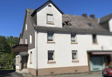 Ewersbach: Geräumige Doppelhaushälfte mit schönem Garten