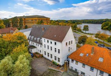 Zentral in SL: Vollständig modernisierter Büroraum im DG mit 13 qm! Parkplatz vor Ort!