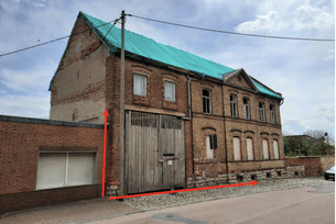 Wohnhaus und Nebengebäuden, stark sanierungsbedürftig