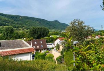 Schöne Aussicht, Terrasse und Garten in Bad Urach - 2-Zimmer-Wohnung mit Tiefgarage