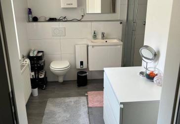 Vollständig renovierte 1-Raum-Wohnung mit Terrasse in Hürth
