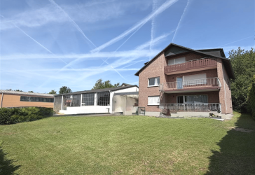 Saniertes Zweifamilienhaus mit Büroetage und zwei Gewerbehallen - Wohnen und Arbeiten perfekt kombiniert
