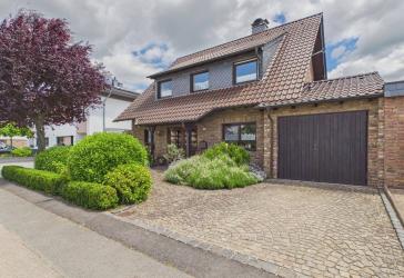 Modernes Familienzuhause mit hochwertiger Ausstattung, Kamin und nachhaltiger Energietechnik