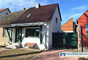 Charmante, umfassend modernisierte Haushälfte mit Nebengebäude und privatem Hof