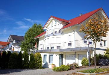 Repräsentative Villa in erhöhter Wohnlage am Ortsrand mit Blick über die Wiesen und Felder